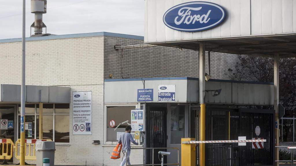 Un trabajador accede a la entrada de la factoría de Ford España, en Almussafes.