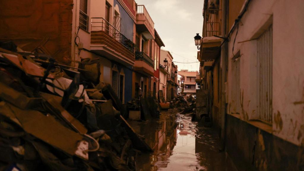 Una calle destrozada tras las fuertes lluvias de la DANA.