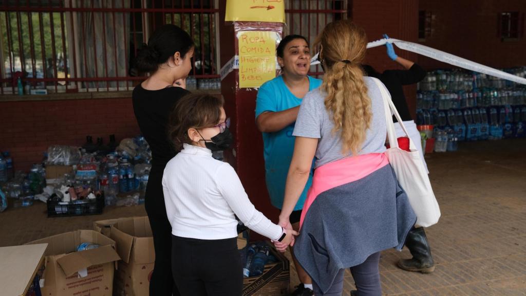 Joana y Laia en el centro de recogida de alimentos.