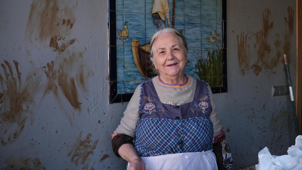 Paqui en su puesto de comida y víveres.