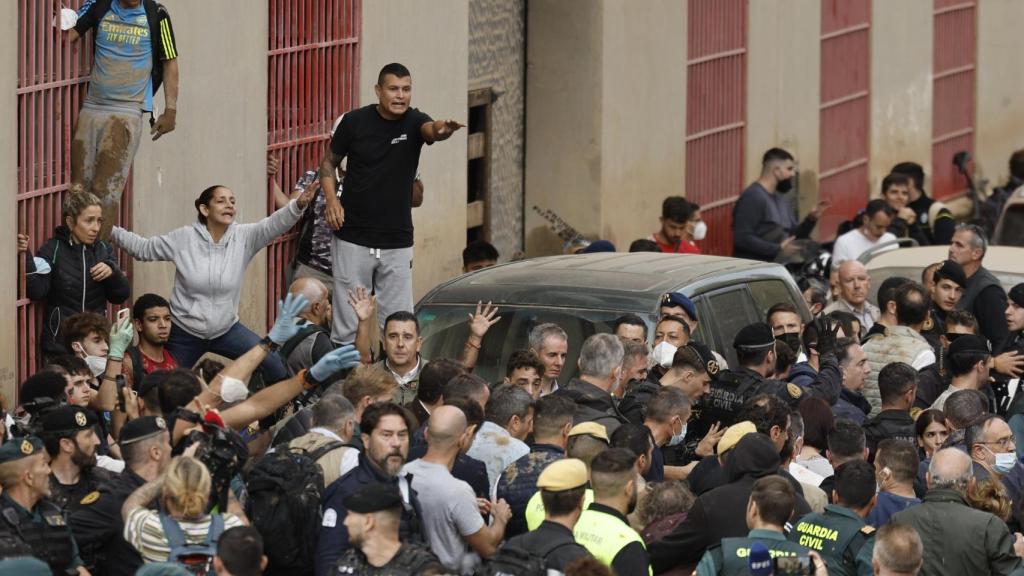 Uno de los vecinos de Paiporta, increpando la comitiva el pasado domingo.