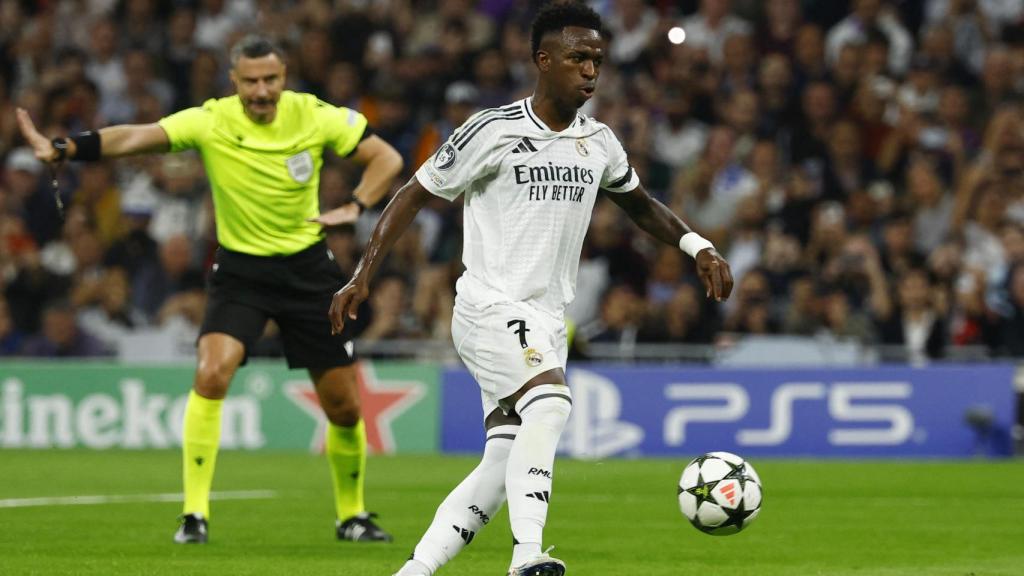 Vinicius remata a lo panenka.