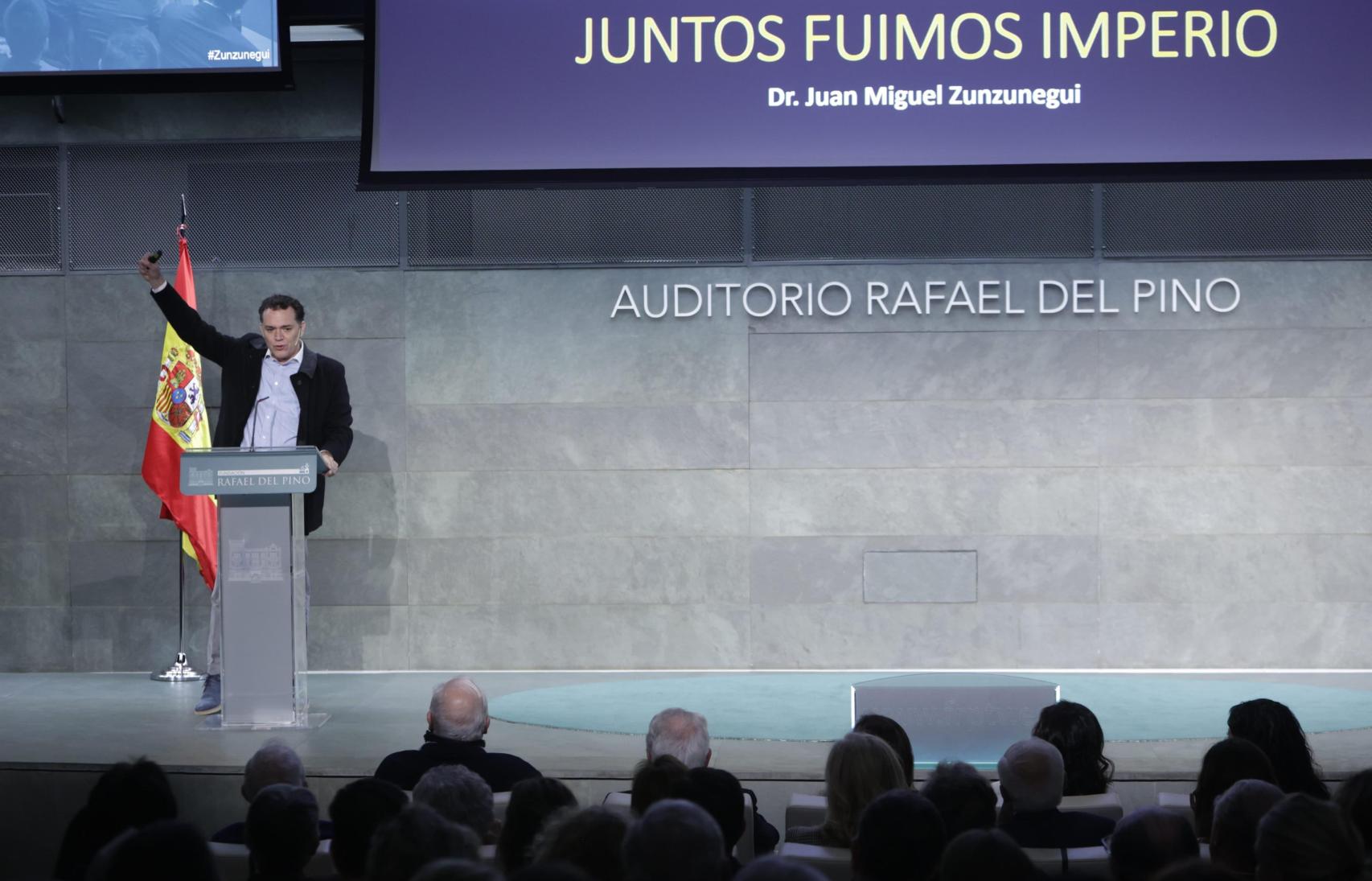 Zunzunegui, en un momento de la conferencia.