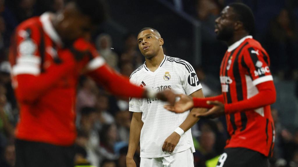 Mbappé se lamenta mientras los jugadores del Milan celebran