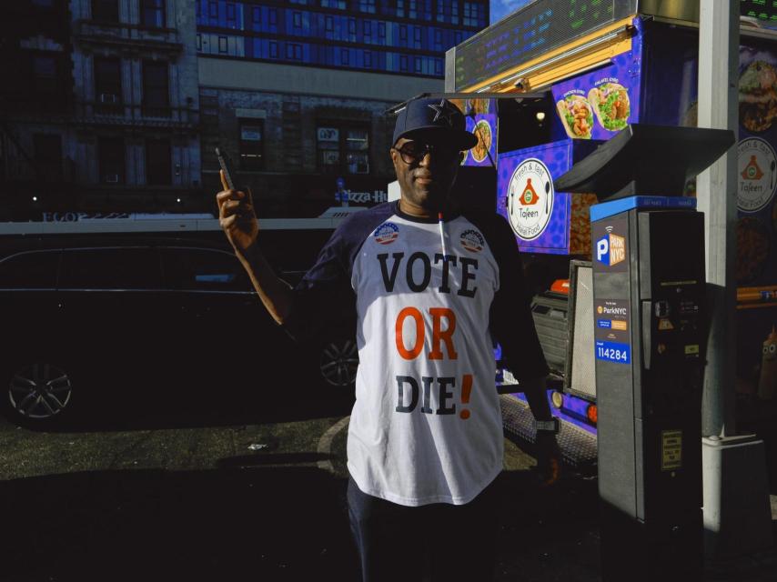 Vecino de Harlem, Nueva York, que anima a votar por Kamala Harris y Tim Walz.