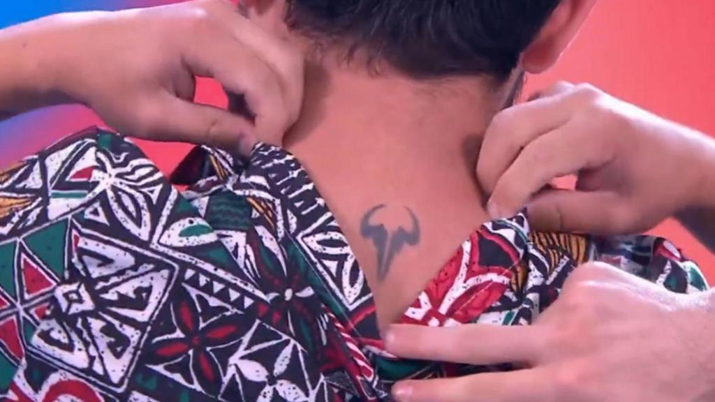 Raúl Santamaría mostró su tatuaje de Rafa Nadal en 'Reacción en cadena'.