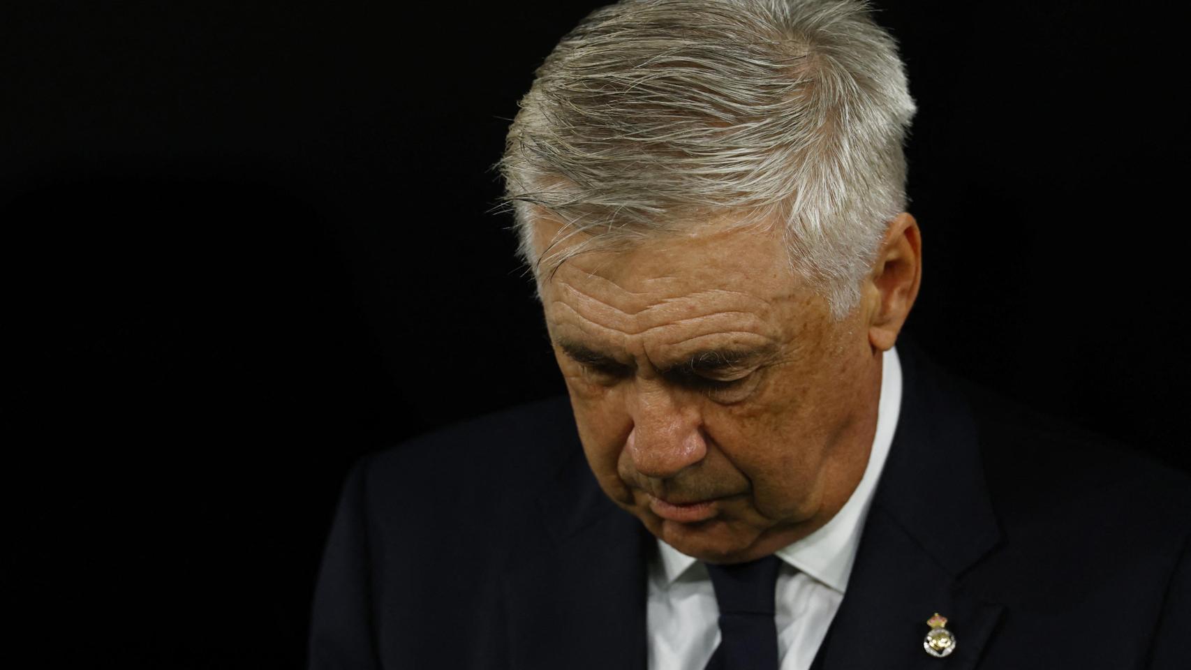 Ancelotti, cabizbajo tras la derrota ante el Milan.