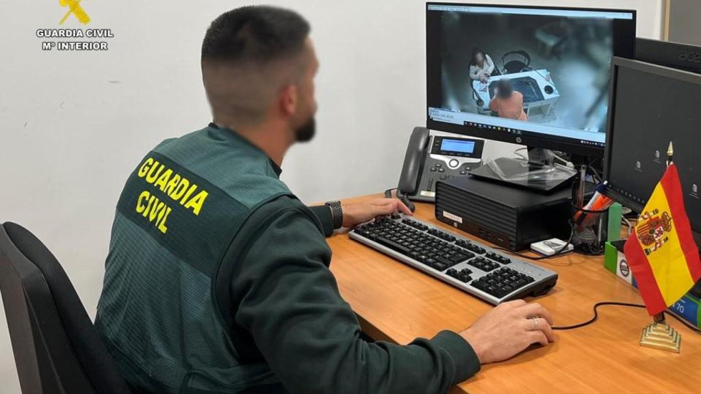 Un guardia civil en labores de investigación de la operación.