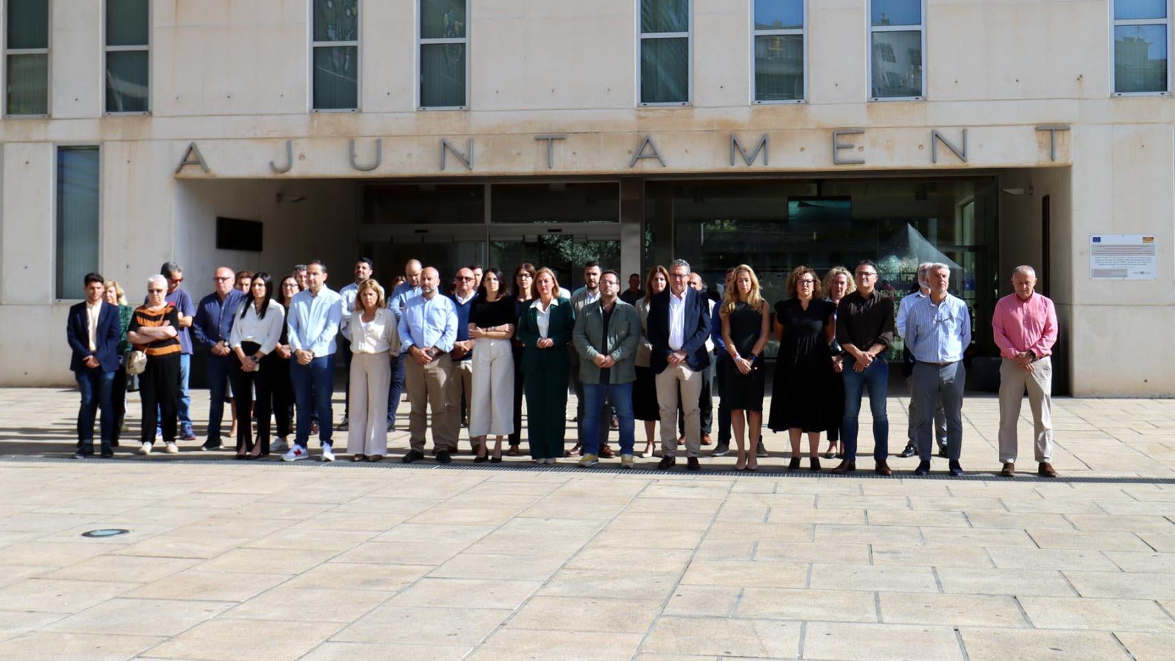 Minuto de silencio en el Ayuntamiento de Benidorm.