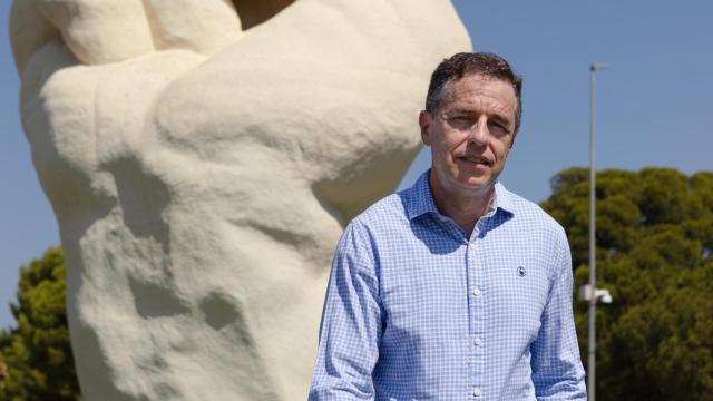 El catedrático Enrique Herrero, en el campus de la Universidad de Alicante.