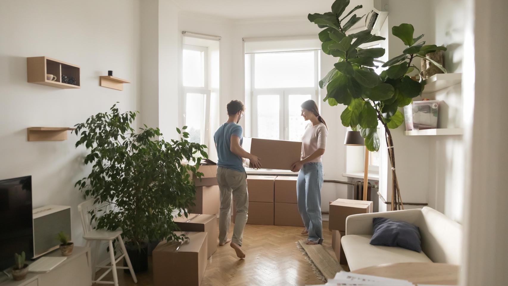 Dos compañeros de piso, en una imagen de Shutterstock.