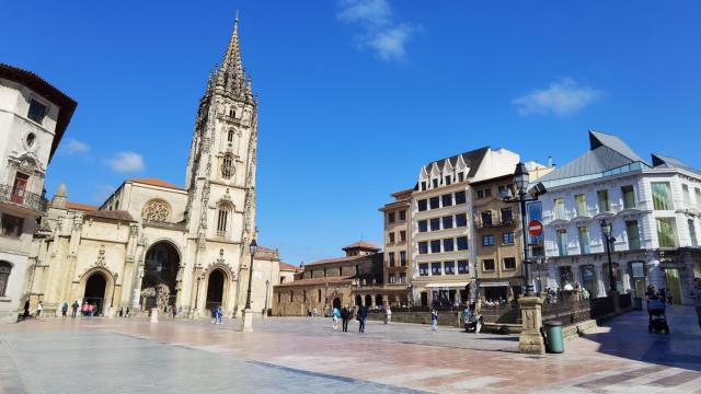 La plaza de la catedral de Oviedo, este verano, la actual capital española de la gastronomía.