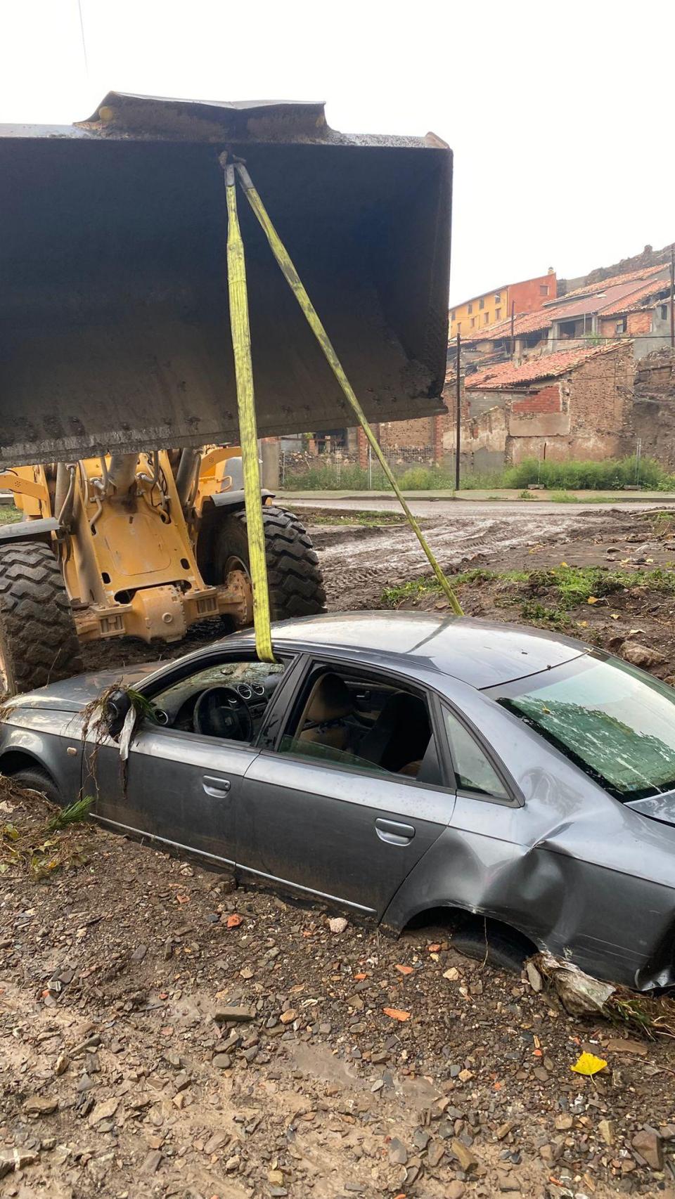 Retirada de un vehículo atrapado por la DANA en Montalbán