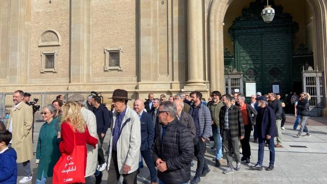 Zaragoza recrea la icónica escena de la Salida de Misa de doce del Pilar