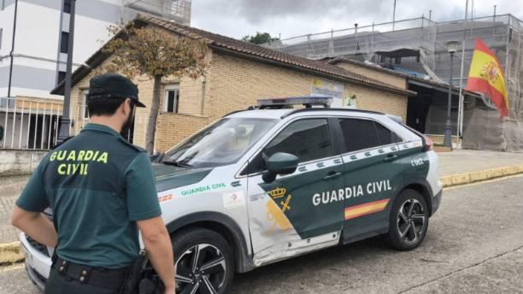 Aspecto del coche de la Guardia Civil de Binéfar tras ser embestido por el detenido