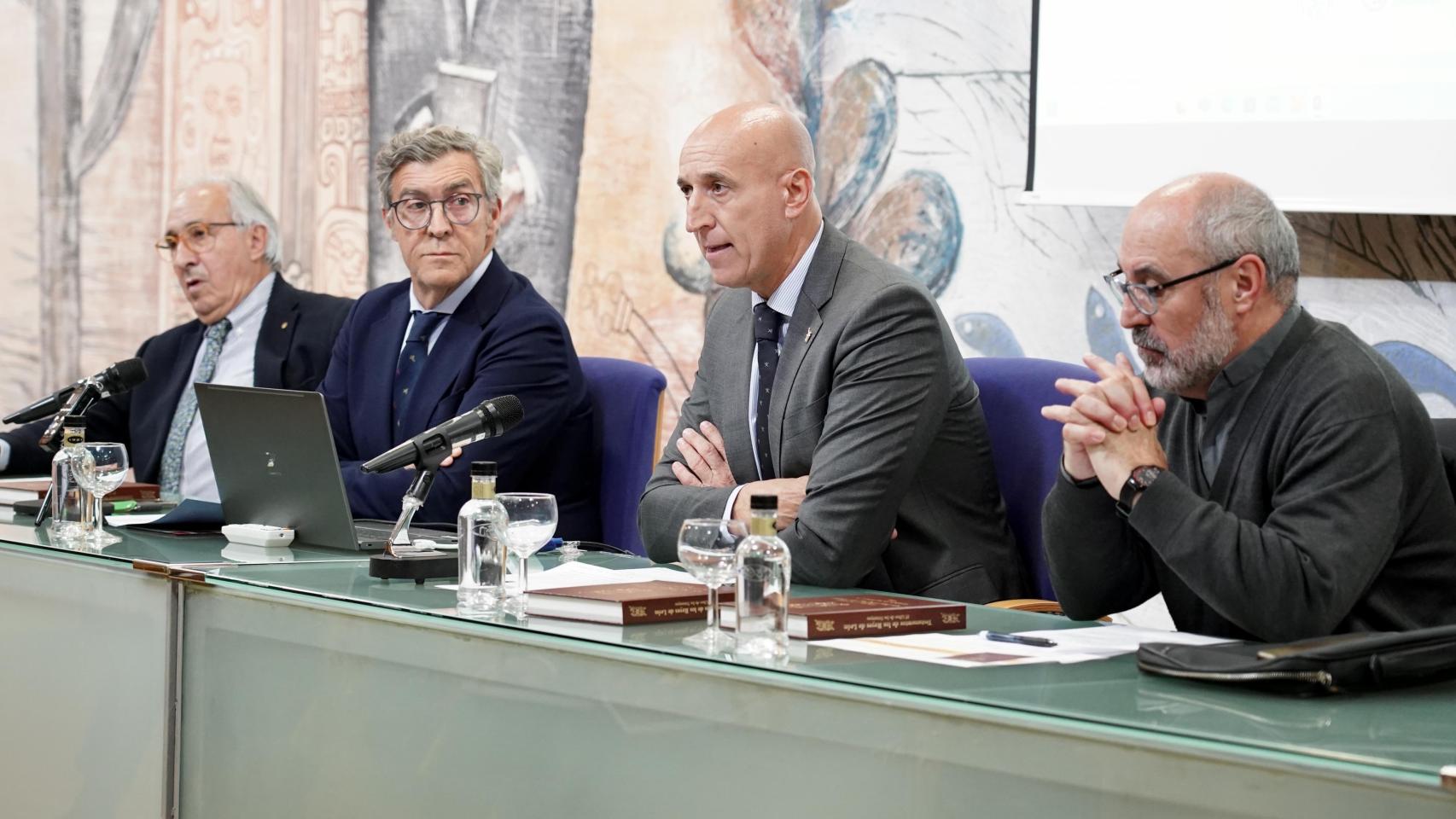 Acto de presentación del libro ‘Testamentos de los Reyes de León. El libro de las Estampas’, con la asistencia del alcalde de León, José Antonio Diez; el presidente del Consejo Social de la ULE, Javier Cepedano, el deán de la Catedral de León, Florentino Alonso, y el presidente de la Asociación Española de Historia de la Veterinaria, Francisco Rojo