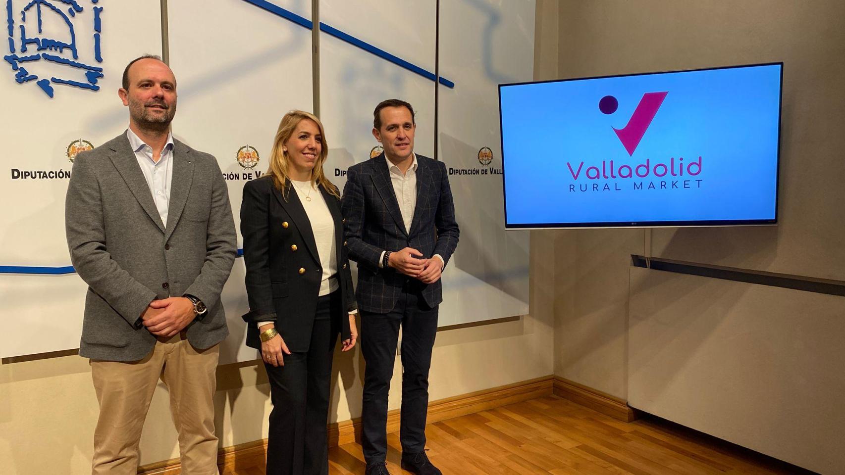 Begoña Redel, project manager de Interactvty, y el presidente de la Diputación de Valladolid, Conrado Íscar, presentando una nueva iniciativa para los comercios