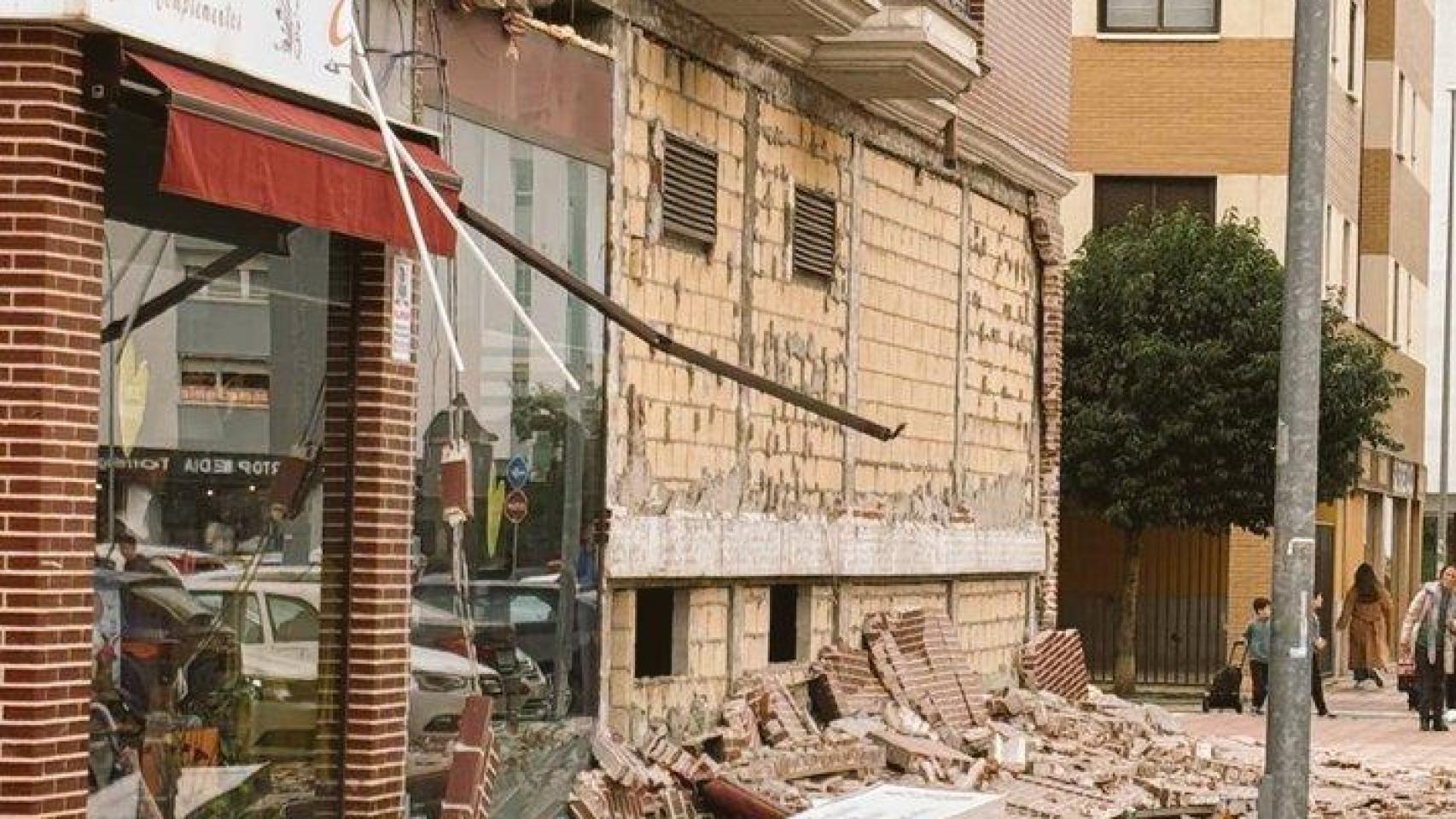 Vía llena de ladrillos tras la caída de 2 metros de fachada