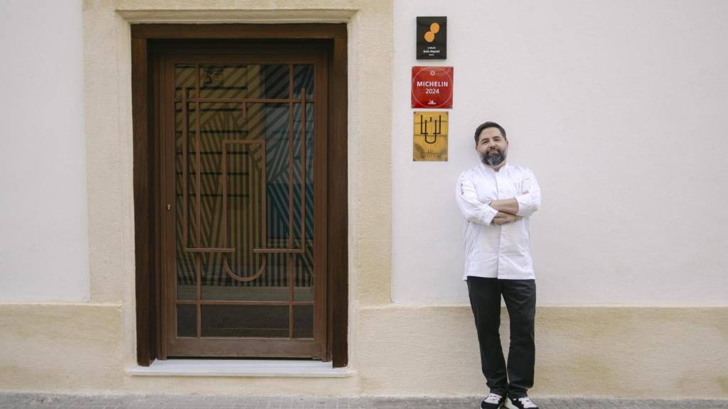 Juanlu Fernández, frente a  Lu Cocina y Alma.