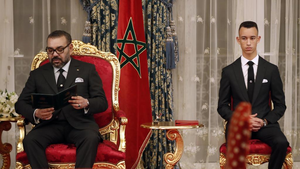 El rey Mohamed VI junto a su hijo, Moulay Hassan, en un acto institucional, en Rabat, en 2019.