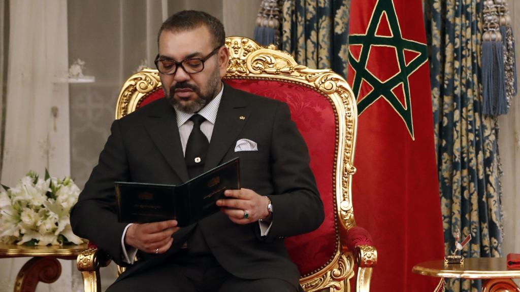 El rey Mohamed VI junto a su hijo, Moulay Hassan, en un acto institucional, en Rabat, en 2019.