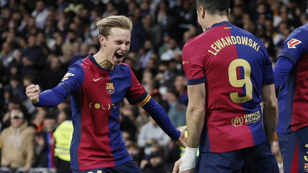 Frenkie de Jong celebra un gol con Lewandowski