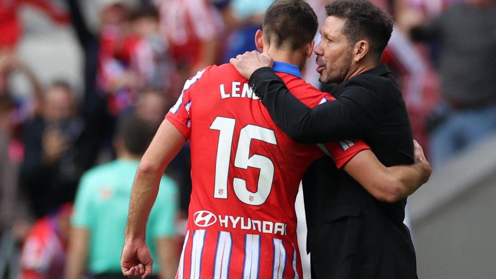 Simeone con Lenglet en un partido del Atlético de Madrid