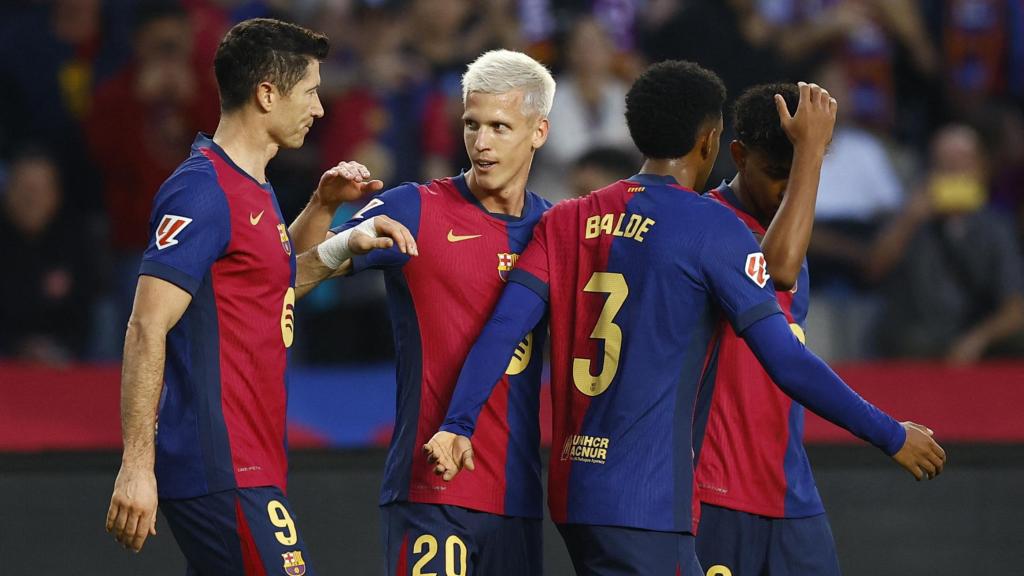 Lewandowski y Olmo celebran un gol frente al Espanyol.