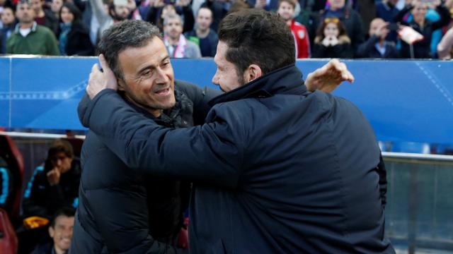 Luis Enrique y Simeone saludándose antes de un partido de Champions League