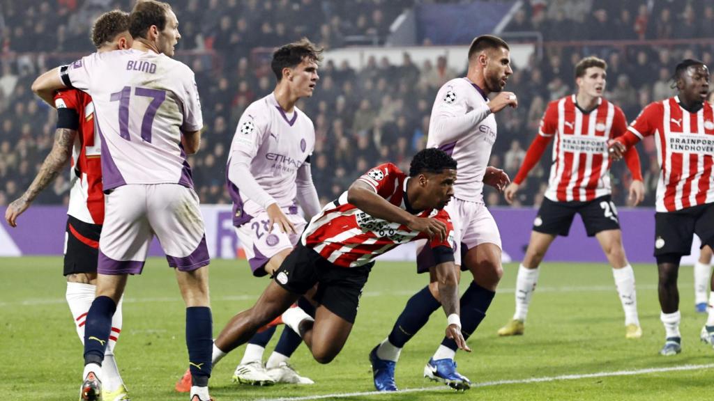 Acción del primer gol del PSV ante el Girona.