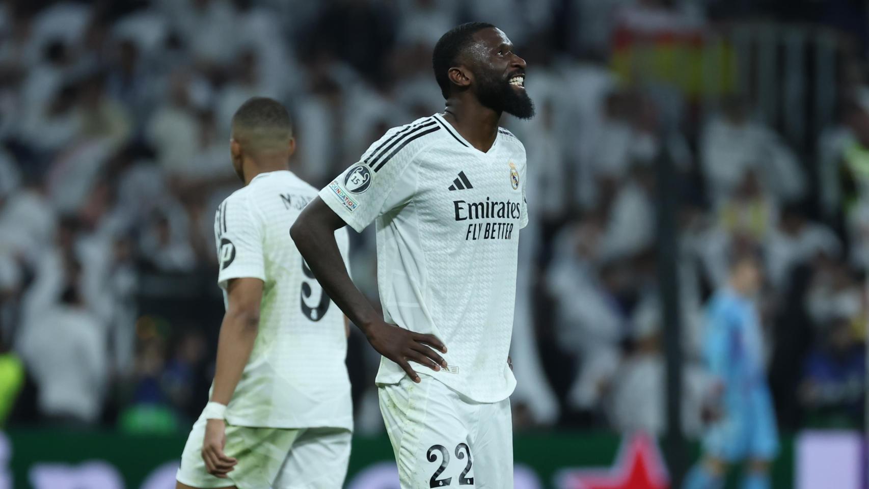 Rüdiger se lamente durante el partido contra el Milan.