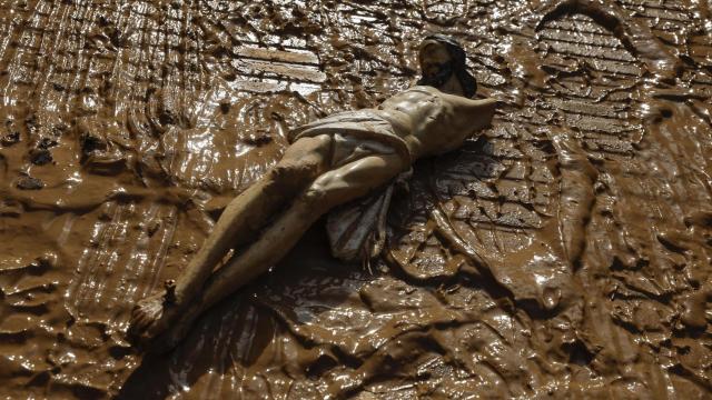 Vista de un Cristo destrozado en el cementerio de Catarroja, Valencia.  Foto: EFE/ Chema Moya