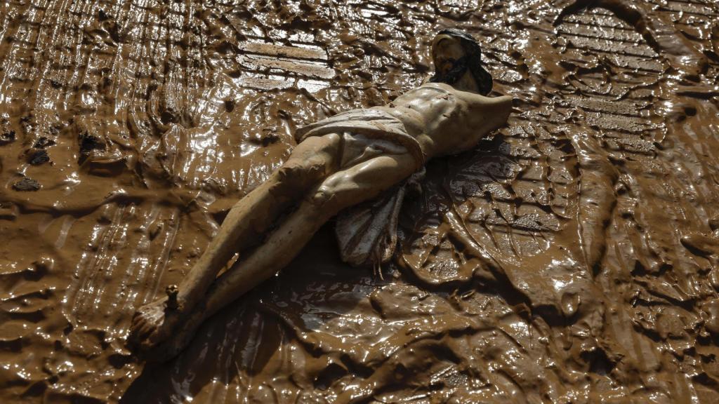 Vista de un Cristo destrozado en el cementerio de Catarroja, Valencia.  Foto: EFE/ Chema Moya