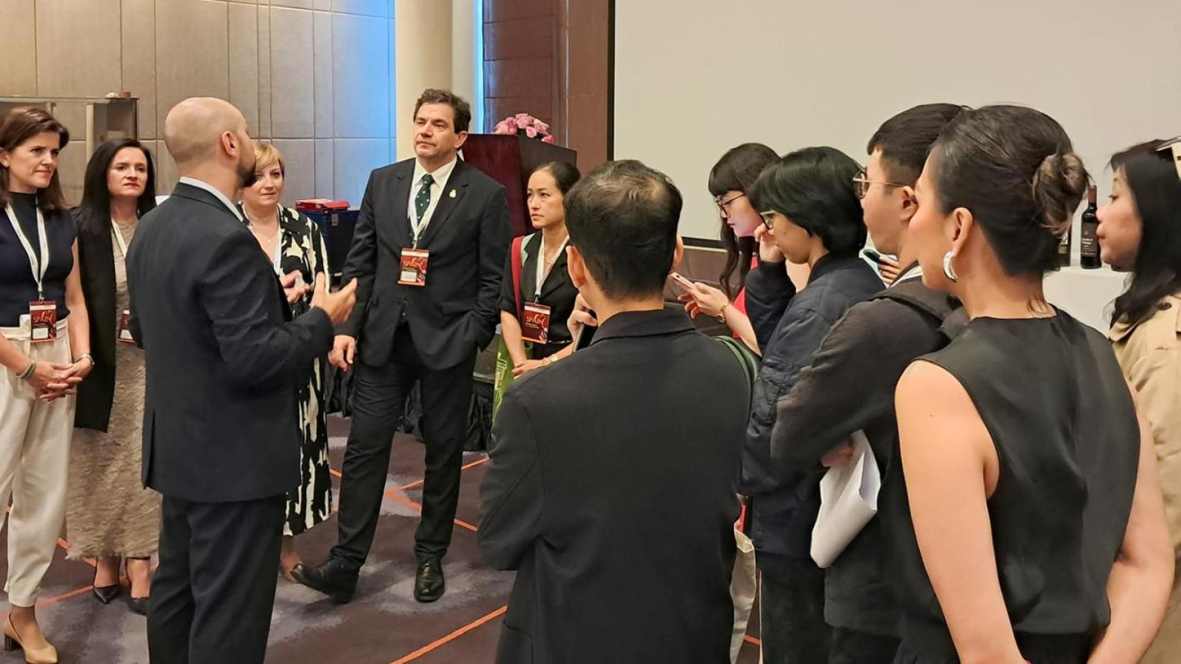 Rueda de prensa de Miguel Ángel Valverde en Hanoi.