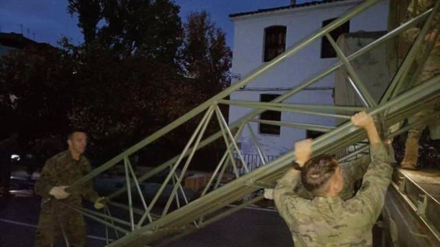 Instalada en menos de 24 horas la pasarela para peatones en Landete (Cuenca). Foto: Junta de Castilla-La Mancha.