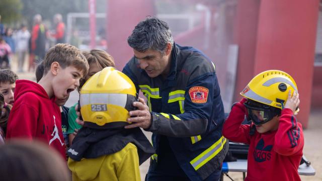 Un bombero enseña el material que se utiliza en el CPEIS a los alumnos de Mocejón.