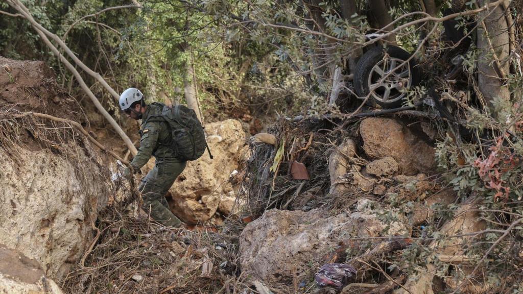 Un miembro de la Guardia Civil durante el operativo de búsqueda de los desaparecidos en Letur.