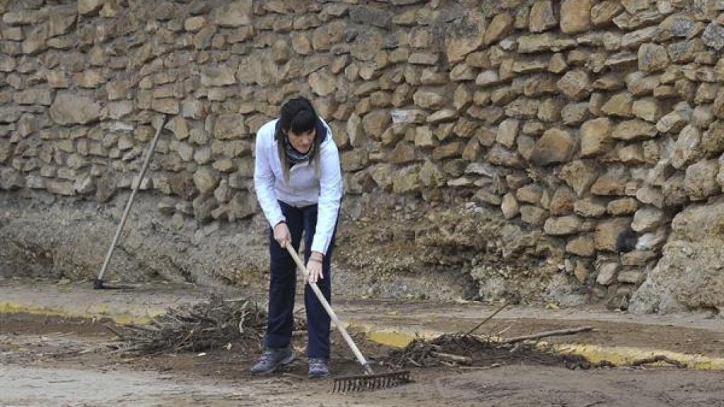 Rozalén ayudando en Letur (Albacete). Foto: EFE.