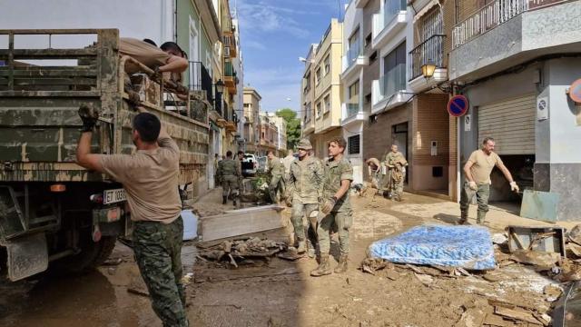 Sección del Regimiento de Artillería Antiaérea 74 trabajando en  la localidad de Benetusser (Valencia).