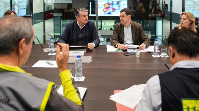 Moreno y Sanz, este lunes en la reunión de gestión de la DANA en Sevilla.