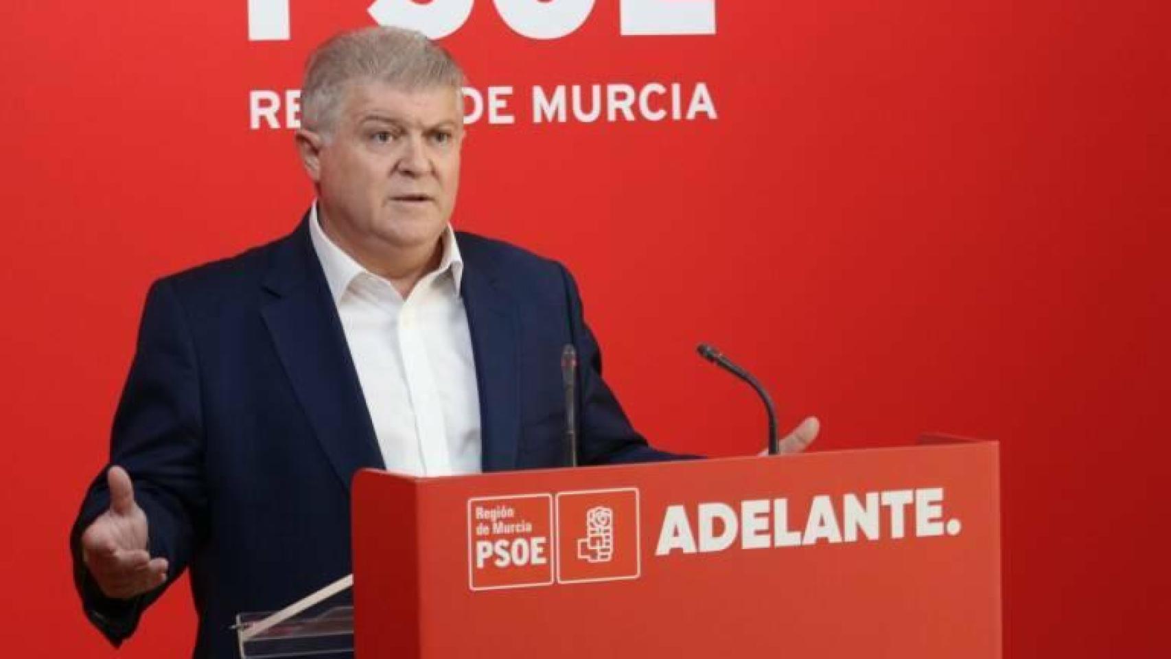 El secretario general del PSOE en la Región de Murcia, Pepe Vélez, en una rueda de prensa en la sede del partido.