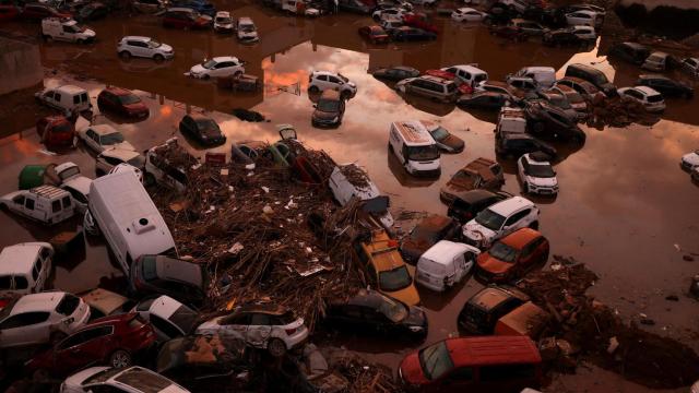 Coches y escombros se apilan en una calle tras las inundaciones causadas por las lluvias torrenciales de la DANA.