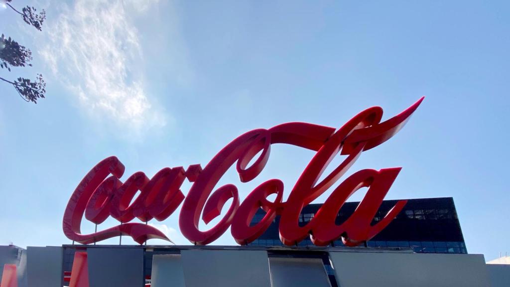 Logotipo de Coca-Cola a las puertas de su sede en la Calle de la Ribera del Loira, Madrid (España).