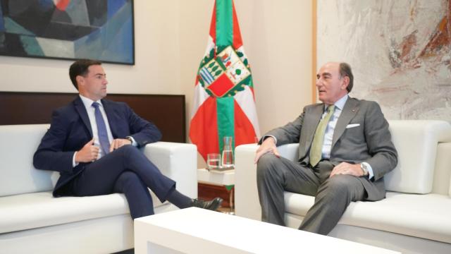 El Lehendakari, Imanol Pradales (i), y el presidente de Iberdrola, Ignacio Sánchez Galán (d), durante una reunión, en Lehendakaritza, a 5 de noviembre de 2024, en Vitoria-Gasteiz, Álava, País Vasco (España).