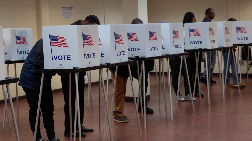 Votación anticipada en las elecciones presidenciales de Estados Unidos en un centro de votación en Detroit, Michigan.