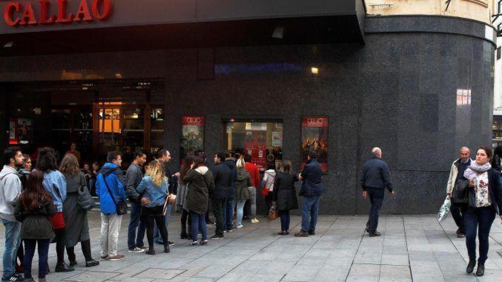 Personas comprando una entrada en los Cines Callao de Madrid.