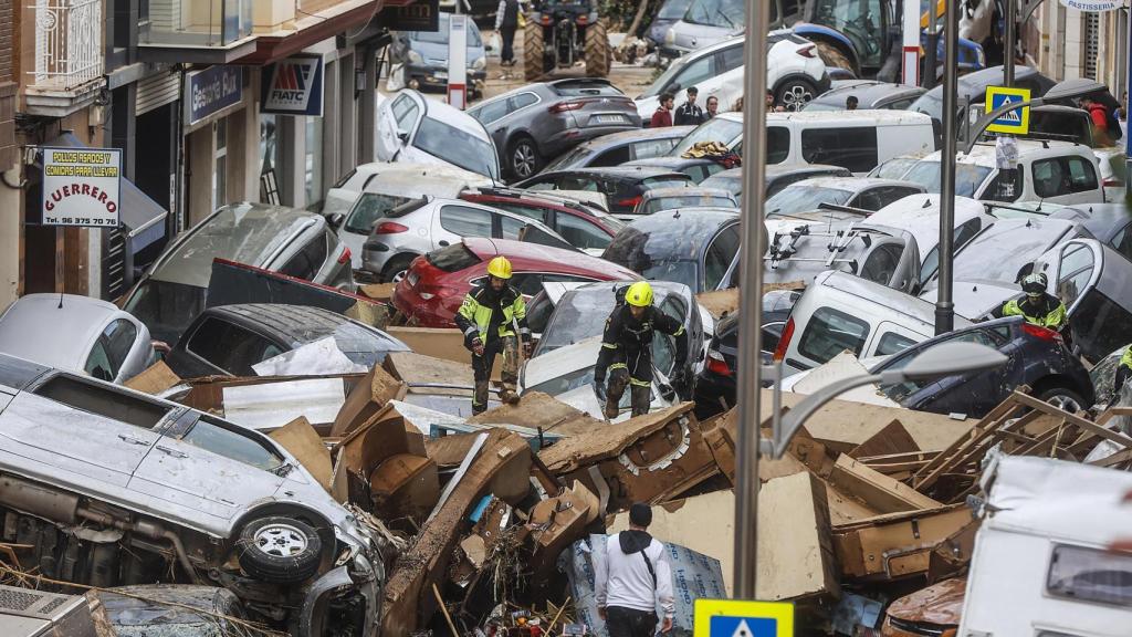 Decenas de coches amontonados en los primeros días de ocurrir la DANA en Valencia.