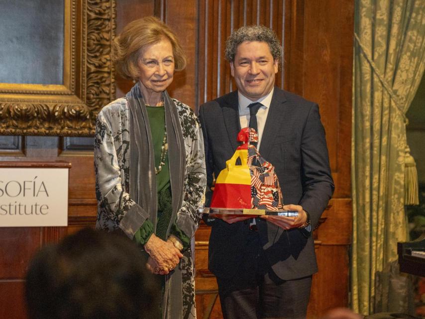 La reina Sofía posa con el premiado Gustavo Dudamel.