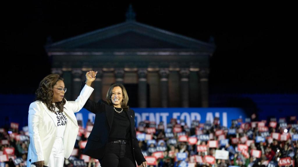 Kamala Harris y Oprah Winfrey en Philadelphia.