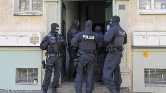 Policías alemanes durante la operación en Dresde.